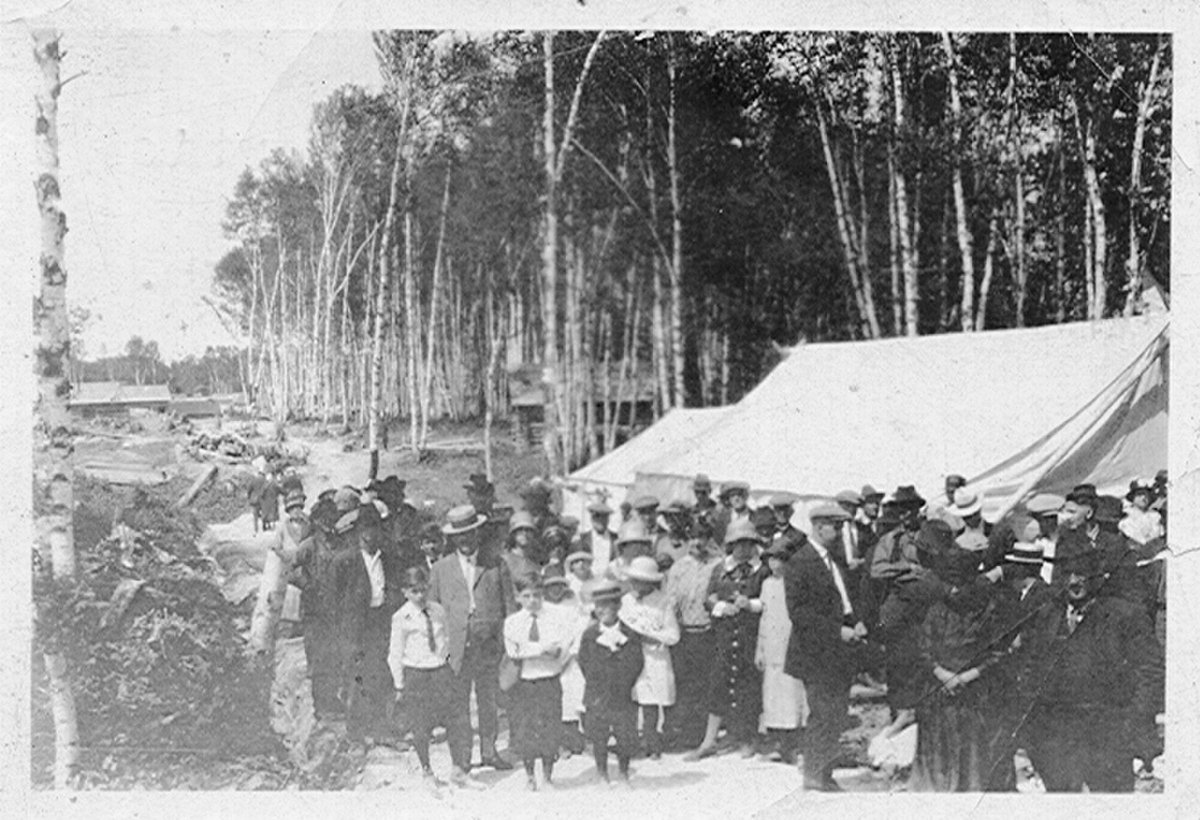 100YearsAgoNews's tweet image. July 26, 1925: Tents being used as a chapel for open-air Sunday services in Rouyn-Noranda, Quebec.