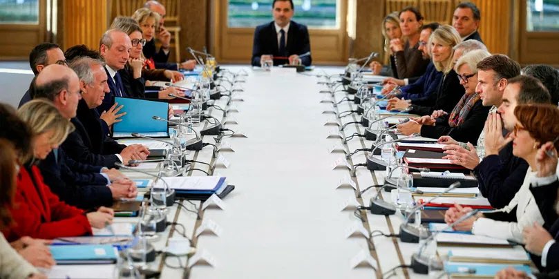 VictorSinclair3's tweet image. Le petit roitelet a interdit aux flics de faire pinpon autour de l’Élysée quand Sa Grandeur préside le conseil des ministres.
Apparemment, ça l’empêche de se concentrer.
Pourtant, c’est pas compliqué de lire des lois écrites à Bruxelles .
Et dire qu’on se moquait de Kim Jong Un…
