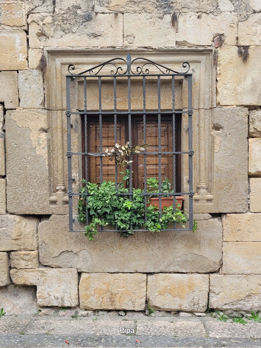 pipapipia's tweet image. So beautiful this old window from the town of Pedraza. Segovia.