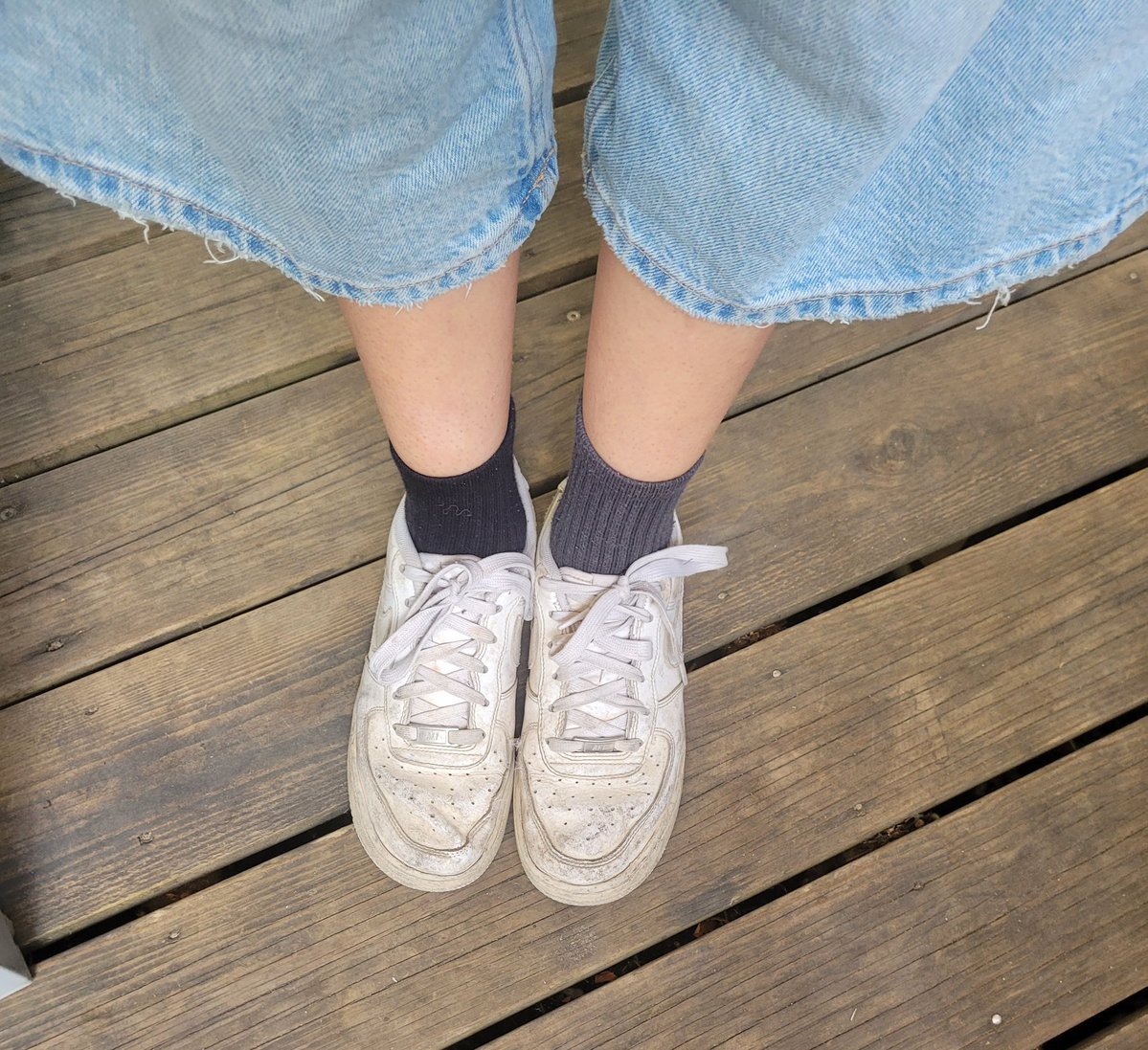 clrdval's tweet image. chaussures crades et chaussettes dépareillées c'est bien mon starter pack