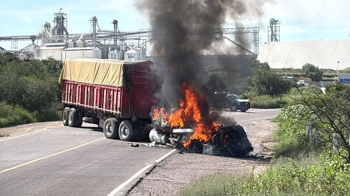 antisalinato's tweet image. Se Desborda la Violencia en la Suiza PANISTA!! #Aguascalientes
desde la Noche del sábado se registraron Balaceras ejecutados.
Hoy quema de Autos Camiones y Tiendas OXXO! Este es Blindaje que tanto presume La Gobernadora. Ya se le salí de control 👀 #Tere Renuncia