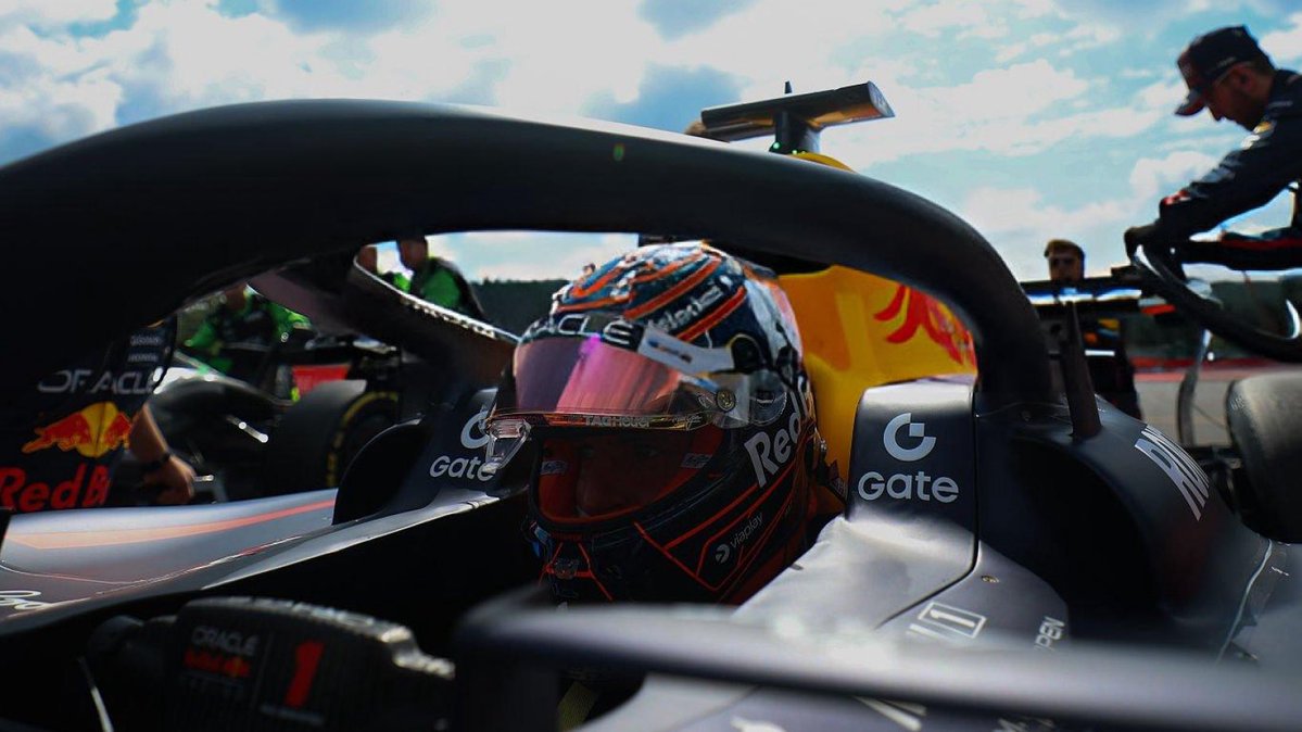maybezax's tweet image. Anyway let’s appreciate this helmet more!! I’m so in love with it like …