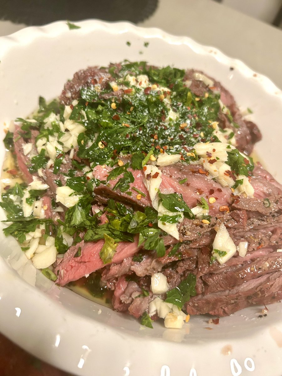 whatkenatetoday's tweet image. Fresh parsley and raw chopped garlic. Put over thinly sliced London broil. Then a piping hot pour of butter and a little oil. Makes the cheap meat good.