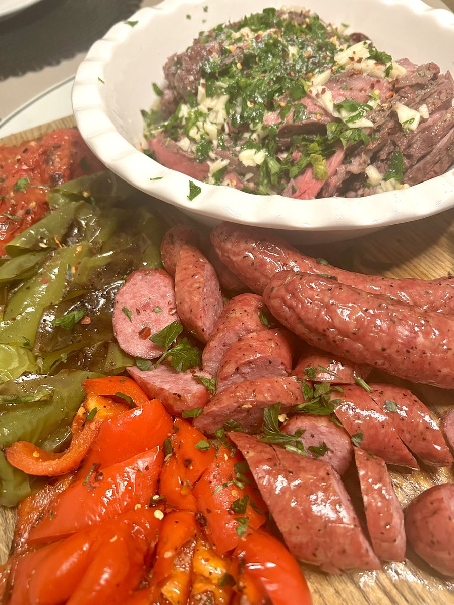 whatkenatetoday's tweet image. Fresh parsley and raw chopped garlic. Put over thinly sliced London broil. Then a piping hot pour of butter and a little oil. Makes the cheap meat good.