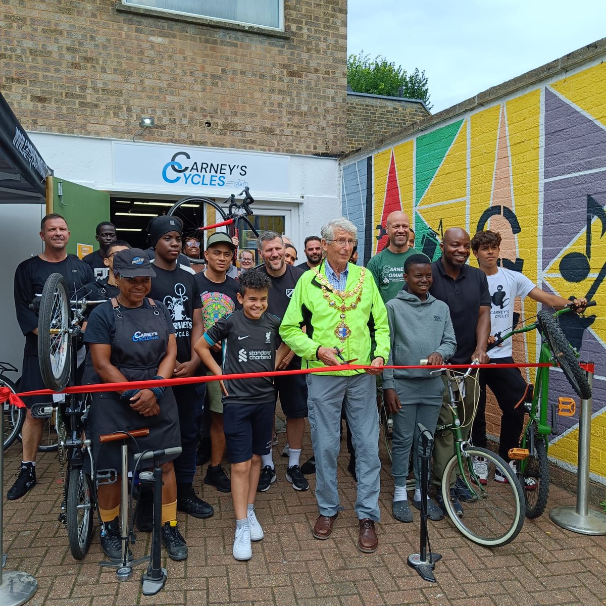 WandsworthMayor's tweet image. Cycled the Thames towpath to @CarneyCommunity to mark the launch of their new community cycle shop 🚴♂️ Amazing project helping young people build skills. Got an old bike? Donate it! Email: info@carneyscommunity.org #CarneysCommunity #CycleForChange