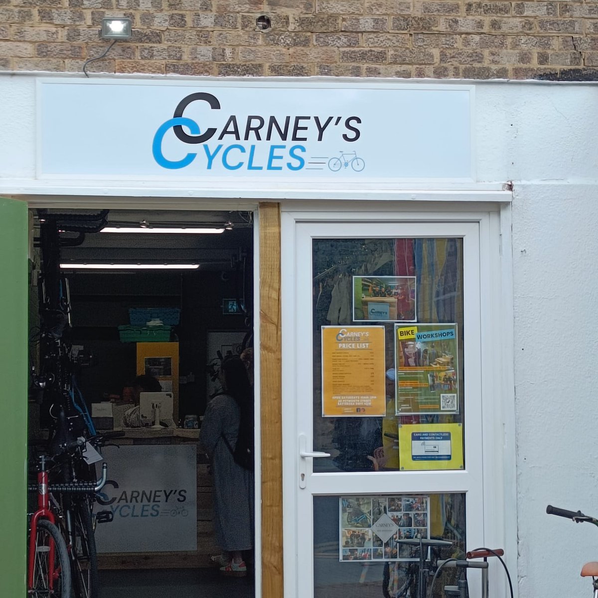 WandsworthMayor's tweet image. Cycled the Thames towpath to @CarneyCommunity to mark the launch of their new community cycle shop 🚴♂️ Amazing project helping young people build skills. Got an old bike? Donate it! Email: info@carneyscommunity.org #CarneysCommunity #CycleForChange