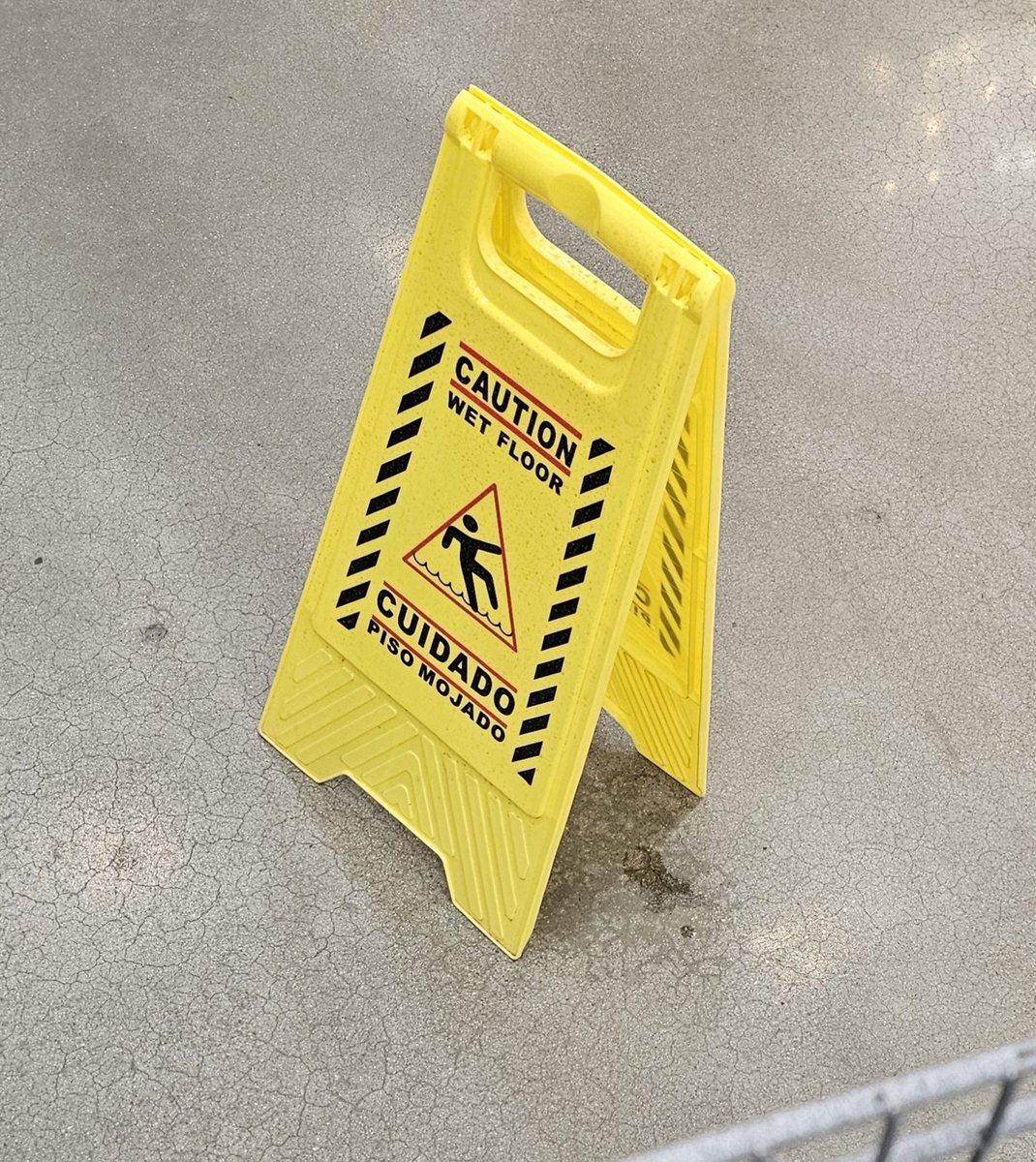 VincentVVader1's tweet image. Spotted at @Lowes today.
This is what's wrong with the world. The person who put this up could have & should have taken 5 seconds & wiped that tiny spot up.