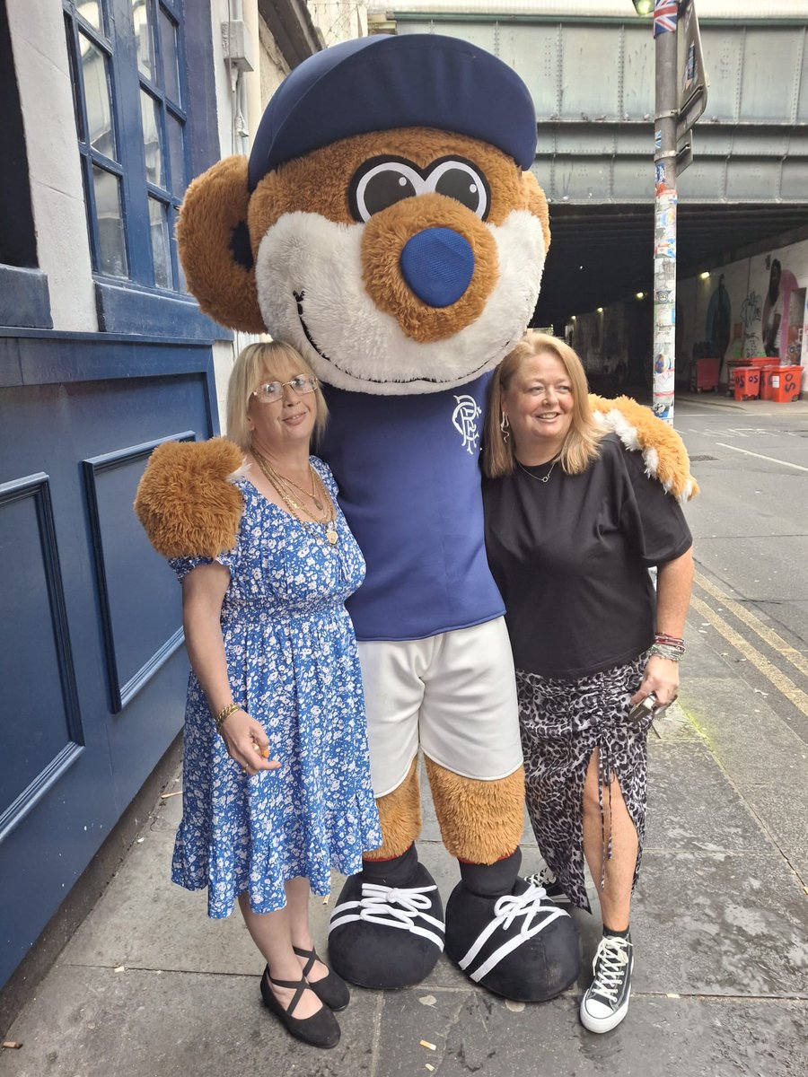 OswaldsBar's tweet image. Look who's turned up for an after match Oswalds Broxi Blue Venom 🐻💙