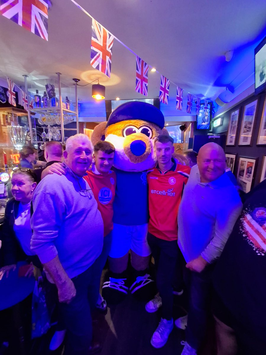 OswaldsBar's tweet image. Look who's turned up for an after match Oswalds Broxi Blue Venom 🐻💙