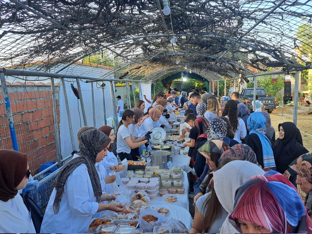 Bu gün Baglarmahallesi genclerinin tertip ettigi Kermese katıldık.Bereketli ve hayırli olmasını diledik.