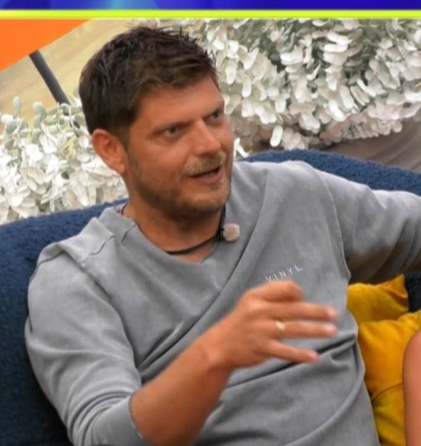 Κανένας συγγενής του δε βγήκε να σας μαλώσει,  ούτε να απαντήσει στις κακοήθειες που γράφτηκαν, fake προφίλ δε φτιάχτηκαν για να τον στηρίξουν, έπαιξε το παιχνίδι τίμια κ τελικά, το συμπέρασμα είναι ένα. Ο Ντέντο ξεχώρισε σε όλα κ μέσα κ έξω 

#BigBrotherGR