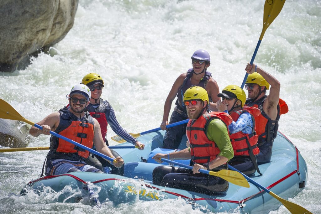 If you’re looking for raw, untamed adventure, the Kaweah River is a wild one. Carving its way out of Sequoia National Park, this river holds a serious title: the steepest in the lower 48. It drops a jaw-dropping 12,000 feet over just 20 miles!

👀 californiahighsierra.com/trips/best-whi…
