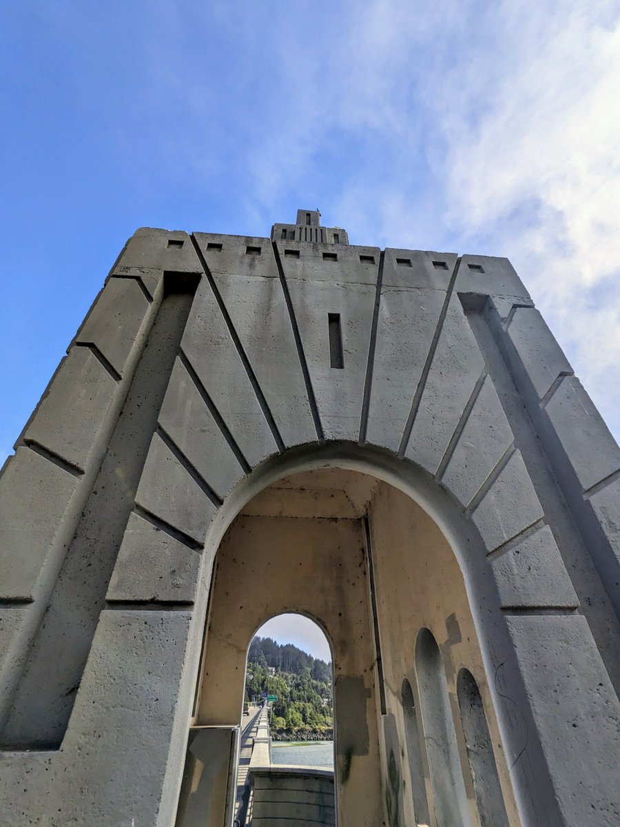 battlehateharm's tweet image. Idk what this architectural element of a bridge is called but it's like a little house above a pylon at the ends