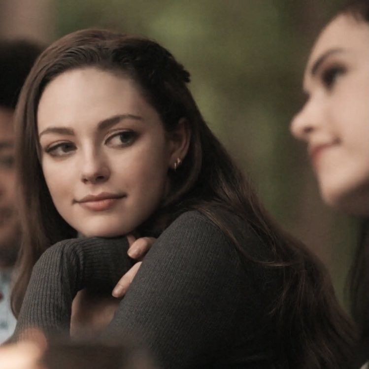 rcssells's tweet image. lizzie was talking and she only had eyes for her.
