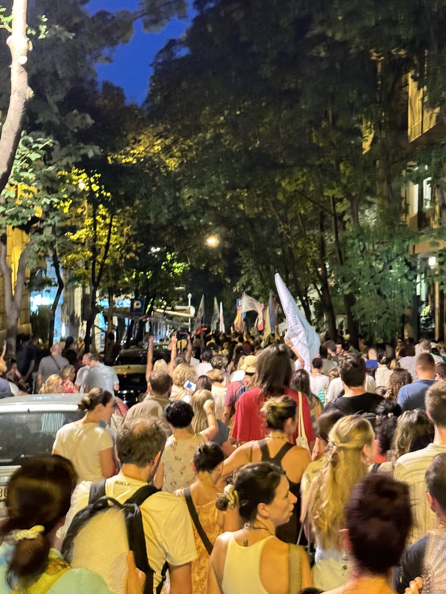 Cclear94's tweet image. Sutra je vreme da još više beograđana izadje na ulicu!
100.000 ljudi bez studenata da građani izvedu na ulice do septembra! Mislite o tome.
20h Vukov spomenik
Svi na ulice, svi u blokade!