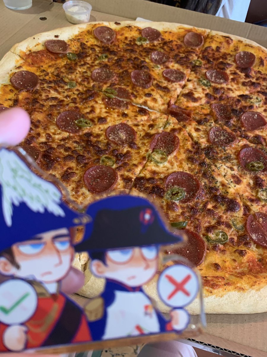 Goosetified890's tweet image. Shit this pizza’s big and not even hawaiian