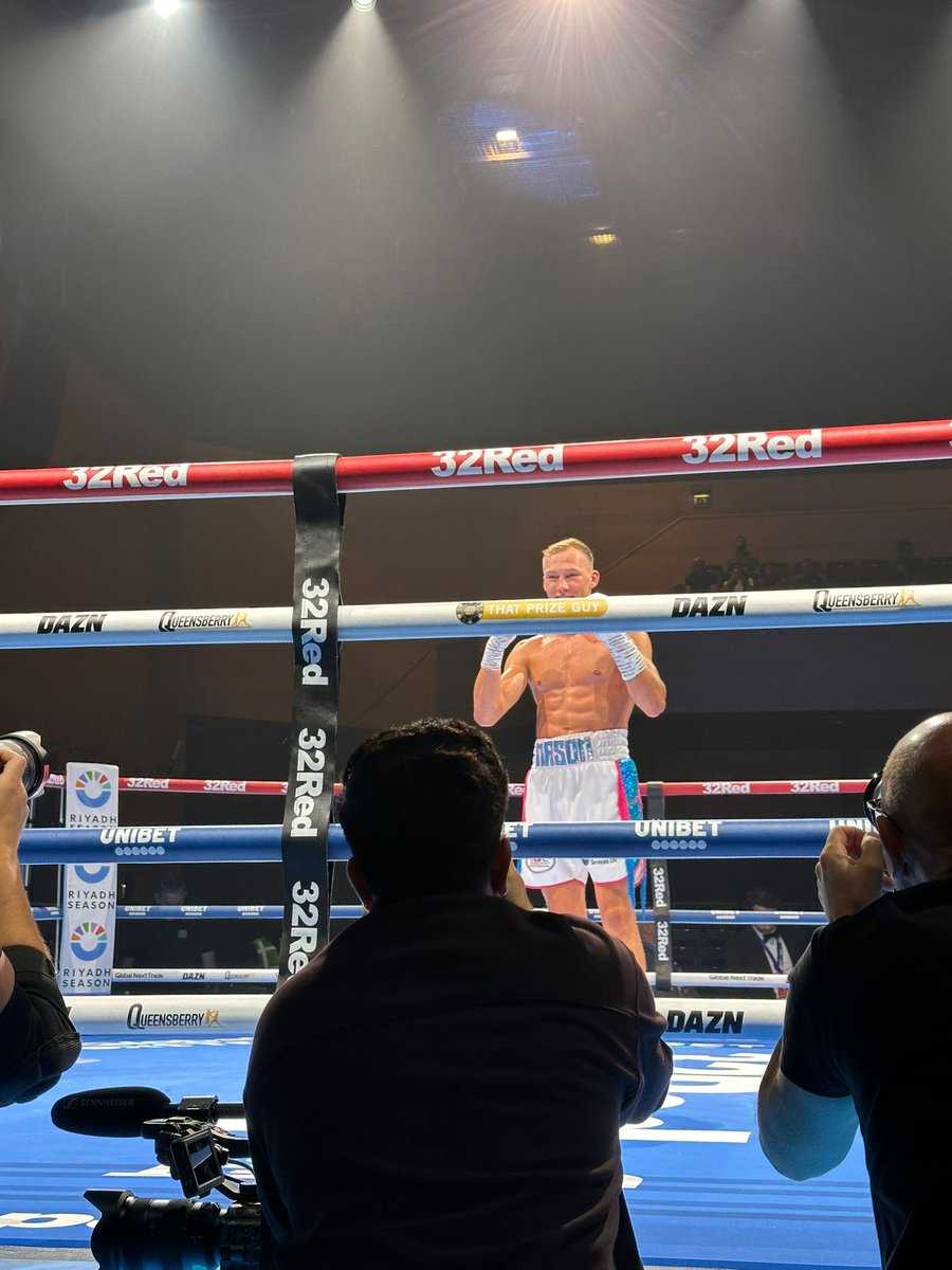 Liam_Tully9's tweet image. Mason Payne moves to 5-0 with a final round stoppage over Octavian Gratii. A dominant performance which deserved a stoppage, the Kent man becoming only the 4th fighter to stop the 100 fight veteran Romanian
@TCounterpunch
#GarnerBellotti
#PierPressure