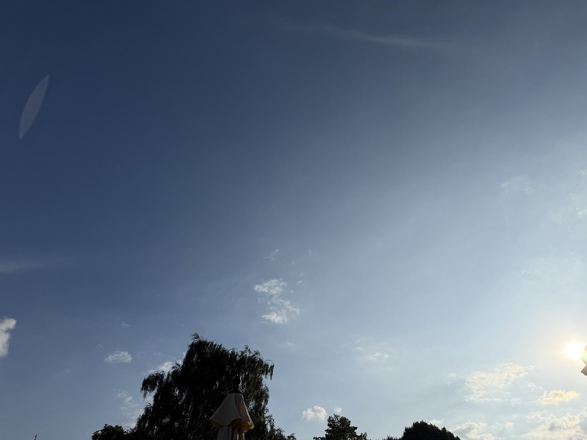 SchaafDietmar's tweet image. Twitters, wieder ein Gruß aus Ermsleben. Das Ufo, links oben, seht ihr ja auch. Wo die hinwollen ist ja klar. Aber, keine Chance. An mir kommt niemand vorbei. Habt noch einen wunderschönen Abend.👍👍👍😀😀😀