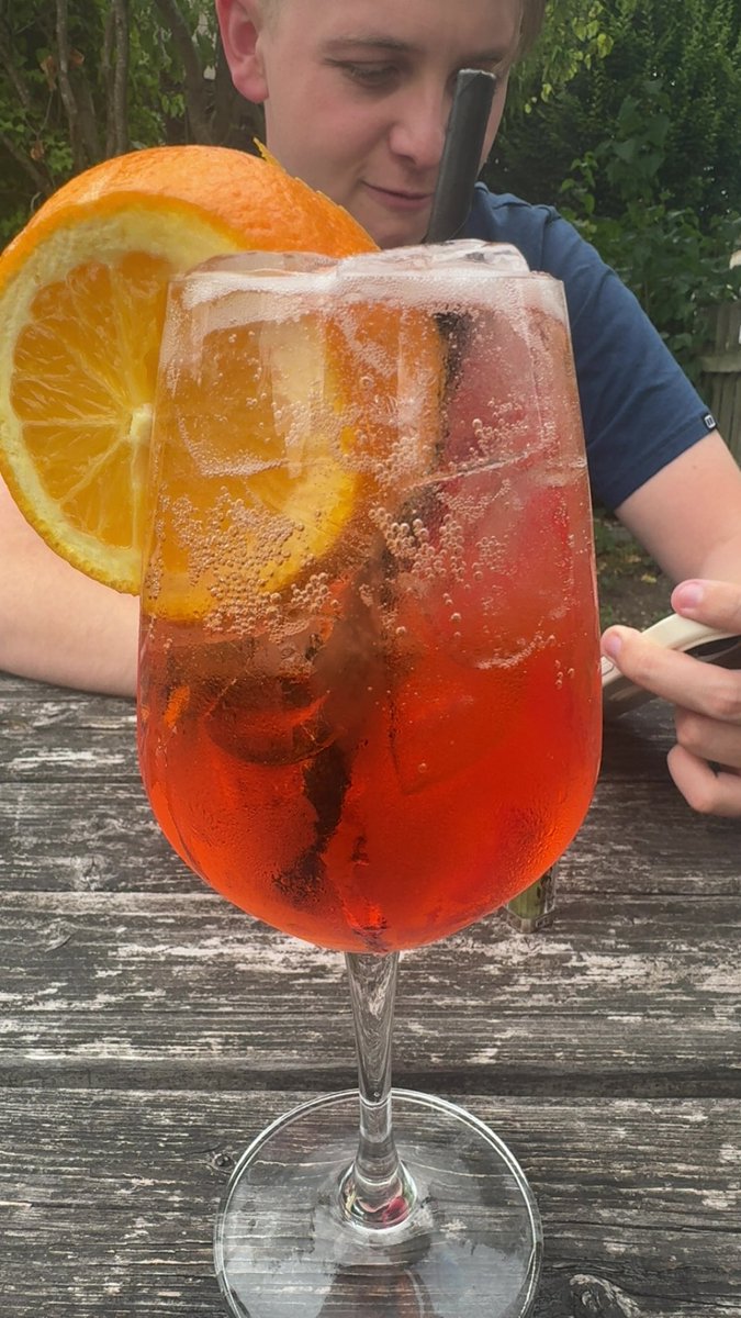 rubyalexndr's tweet image. This morning I went to the market with the loml got fresh peaches and cookies got flowers and a new vase cooked a ragu and now i’m at the pub listening to an 80s vinyl set drinking aperol spritz. guess life is OK.