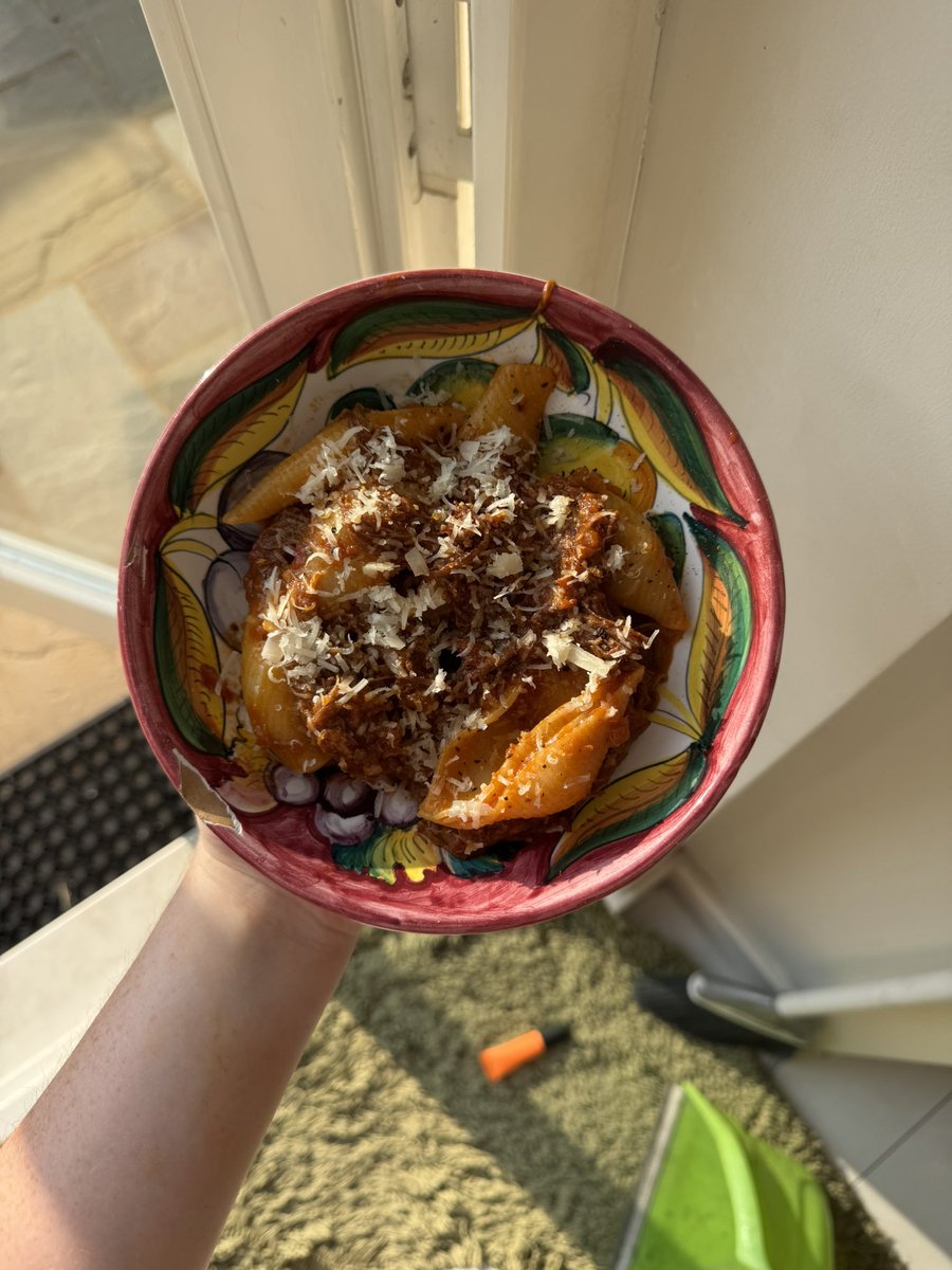rubyalexndr's tweet image. This morning I went to the market with the loml got fresh peaches and cookies got flowers and a new vase cooked a ragu and now i’m at the pub listening to an 80s vinyl set drinking aperol spritz. guess life is OK.