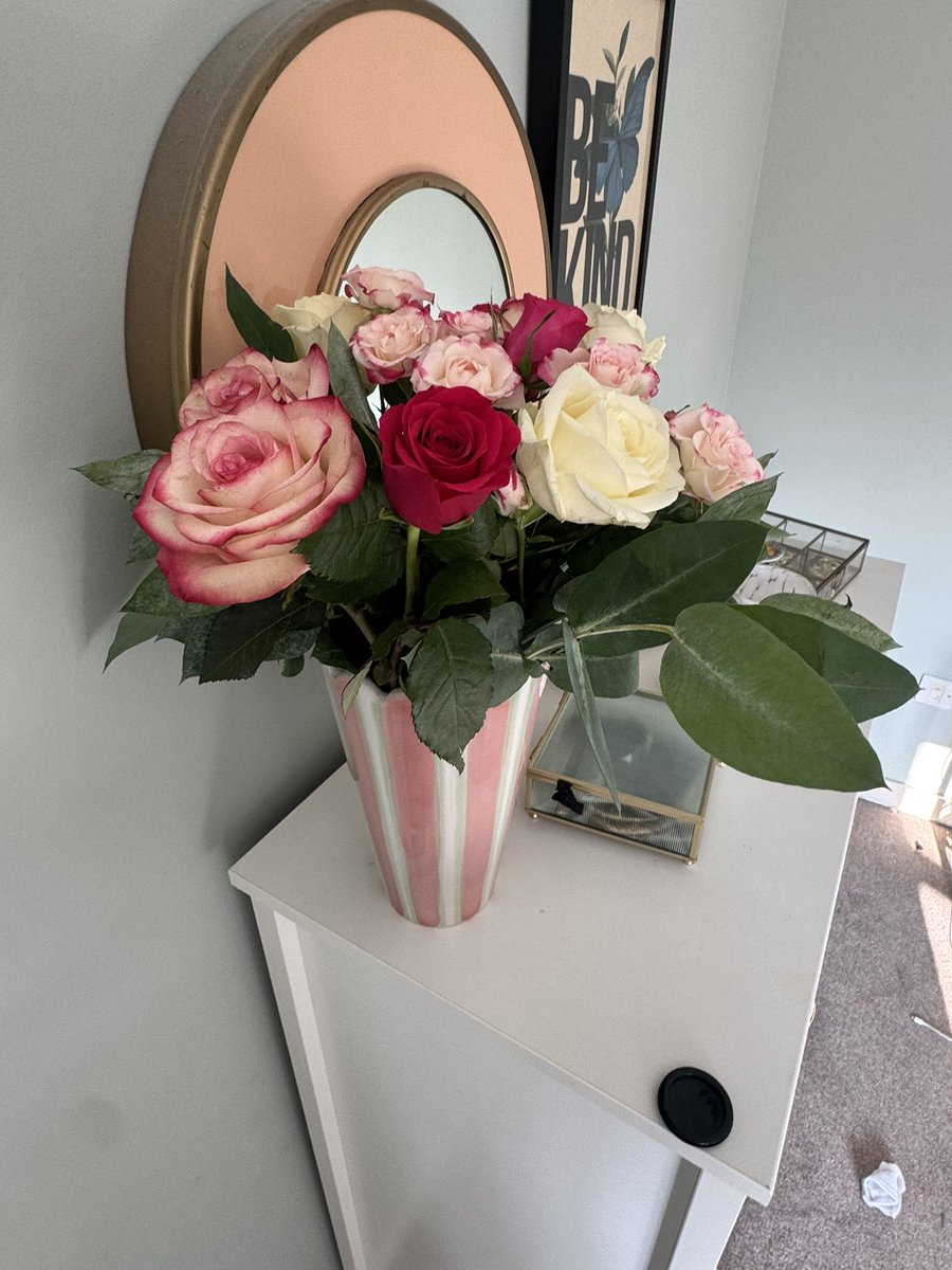 rubyalexndr's tweet image. This morning I went to the market with the loml got fresh peaches and cookies got flowers and a new vase cooked a ragu and now i’m at the pub listening to an 80s vinyl set drinking aperol spritz. guess life is OK.