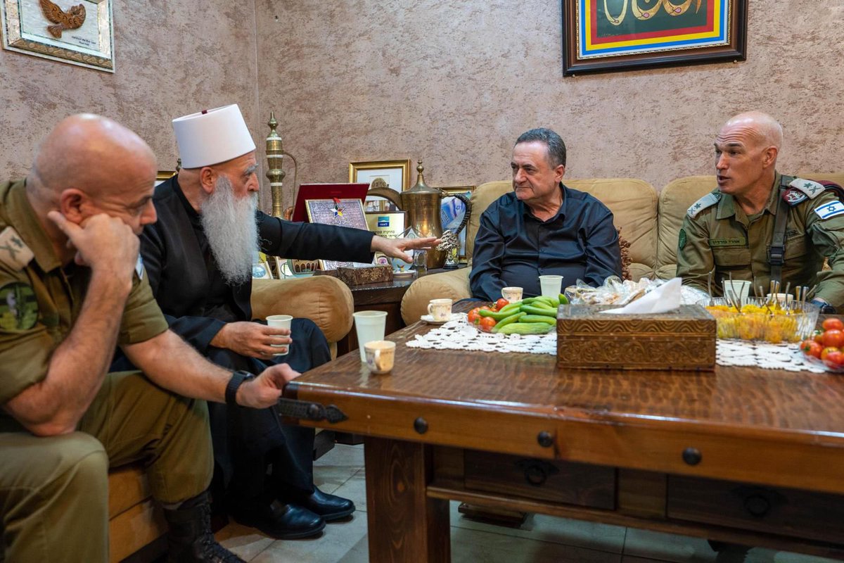 StrtejikG's tweet image. 🔴 İsrail Savunma Bakanı İsrael Katz, Dürzi topluluğunun manevi lideri Şeyh Muvaffak Tarif'in evini ziyaret etti.
🔊 Katz, ziyareti X Platformundan şu sözlerle duyurdu:
“Acil yardım ulaştırmak için Dürzilerle iş birliği yapıyoruz, çünkü onlar acil durum içinde. Ayrıca Süveyde…