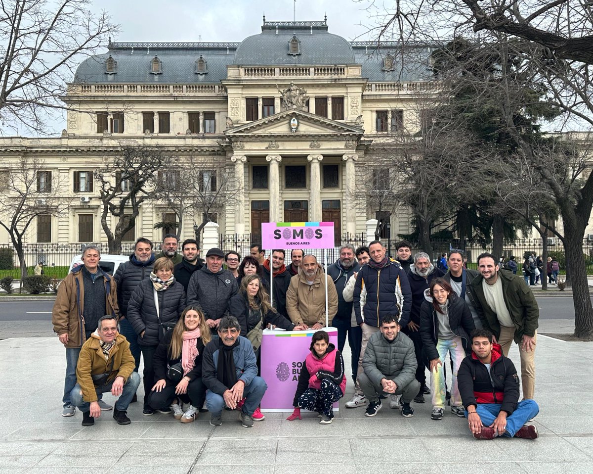 antoCmoreno's tweet image. Le pusimos color al día gris 🙃
Salimos a escuchar a vecinos que disfrutan las vacaciones de invierno en la plaza y el paseo de compras de calle 12.