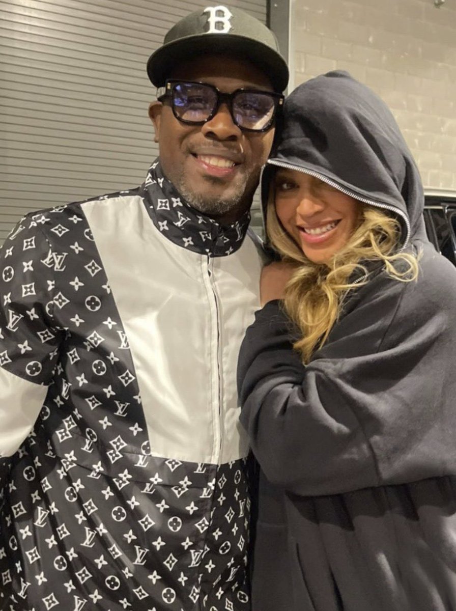 beyonceaccess's tweet image. Beyoncé toda pitica de moletom no backstage da #CowboyCarterTour!