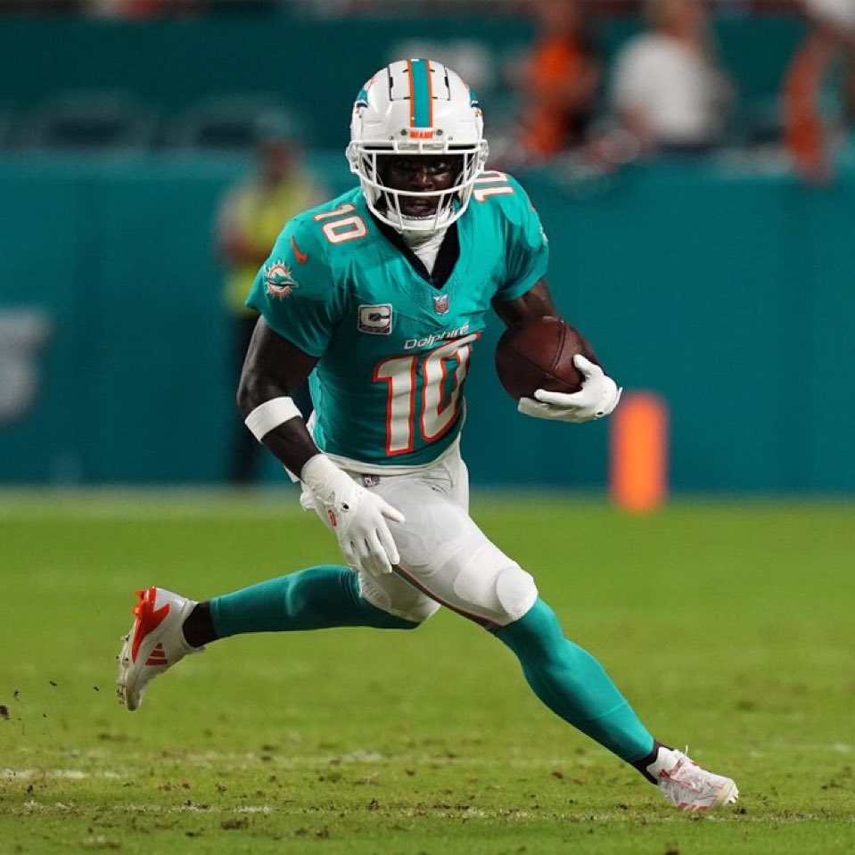 FantasyFBCircle's tweet image. 40 DAYS UNTIL THE NFL SEASON….
One fantasy football hot take a day until the season begins 👀
DAY FIVE:
Tyreek Hill returns to elite form, totaling 1.500+ yards and 6+ touchdowns