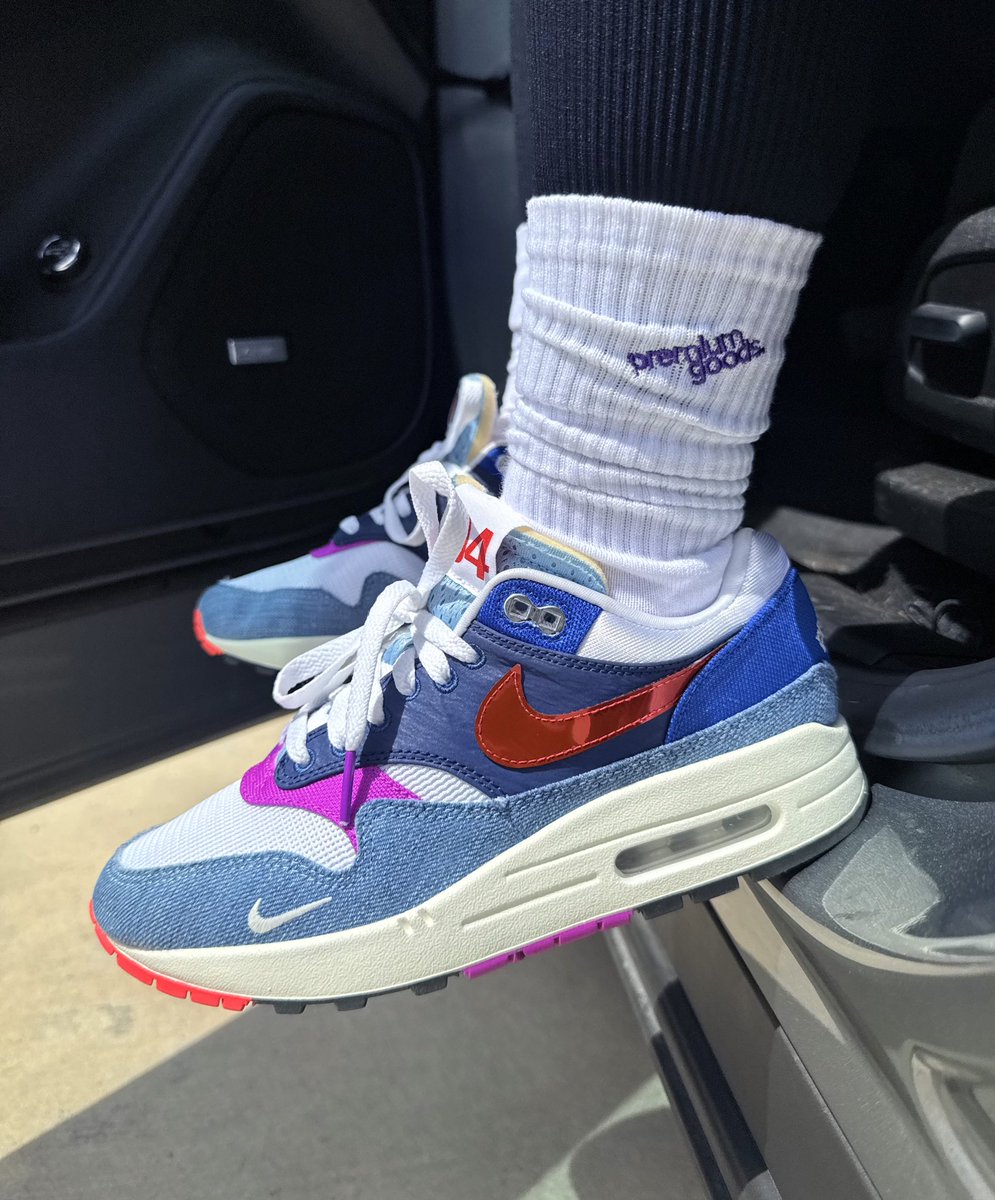 emob_'s tweet image. One thing that can always take away my “blues” is banging Screw, so I had to un-DS the @premiumgoodsHTX x Nike Air Max 1 for #kickoutbadvibes today 💙