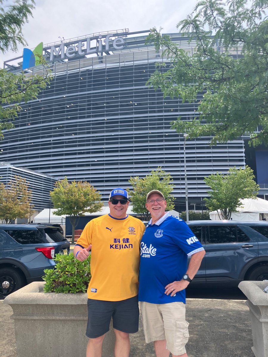 CBeesleyEcho's tweet image. A couple of Blues fans from Pennsylvania. They tell me the MetLife is a terrible stadium and Everton should have gone to Philadelphia Eagles instead - a stadium designed by @Meisarch of course!