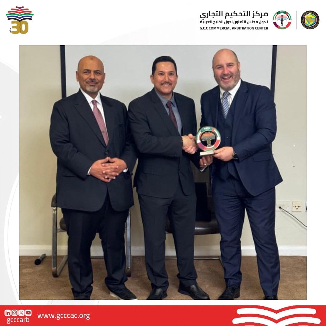 قدم الأمين العام لمركز التحكيم التجاري لدول مجلس التعاون الخليجي الدكتور كمال آل حمد شكره وتقديره إلى الأستاذ براندون مالون عضو اللجنة الإستشارية لمركز التحكيم الخليجي، ورئيس مركز التحكيم الأسكتلندي، لجهوده في دعم خطة التحول الاستراتيجي للمركز. وتقديم عرض عن الممارسات الدولية في