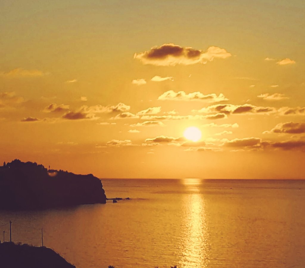 Il tramonto, riempie la sera.