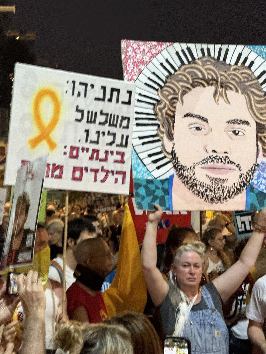 YossiUzrad's tweet image. הצעדה לעבר שגרירות ארה״ב יצאה מגשר בגין. אלפים מצטרפים. הצעדה תעבור בכיכר החטופים ותעלה מדרגה. בהמשך המפגינים מכיכר הבימה יצטרפו. עשרות אלפים של מפגינים יגיעו לשגרירות בדרישה לטראמפ עצור את המלחמה ושחרר את כל החטופים עכשיו.