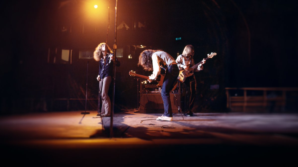 netflixth's tweet image. กว่าจะเป็น “หัวแถวร็อคแอนด์โรล” ระดับตำนาน 🤘🏻🎸
นี่คือสารคดี #BecomingLedZeppelin ที่เล่าตั้งแต่จุดเริ่มต้น ไปจนถึงยุครุ่งเรืองสุดขีด พร้อมเสียงเล่าจาก จอห์น บอนแฮม ผู้ล่วงลับ ที่ไม่เคยให้สัมภาษณ์ที่ไหน
ได้เวลากลับยุค 70 ไปย้อนตำนาน แกะคอร์ดกีตาร์ขั้นเทพพร้อมกัน ที่ #NetflixTH