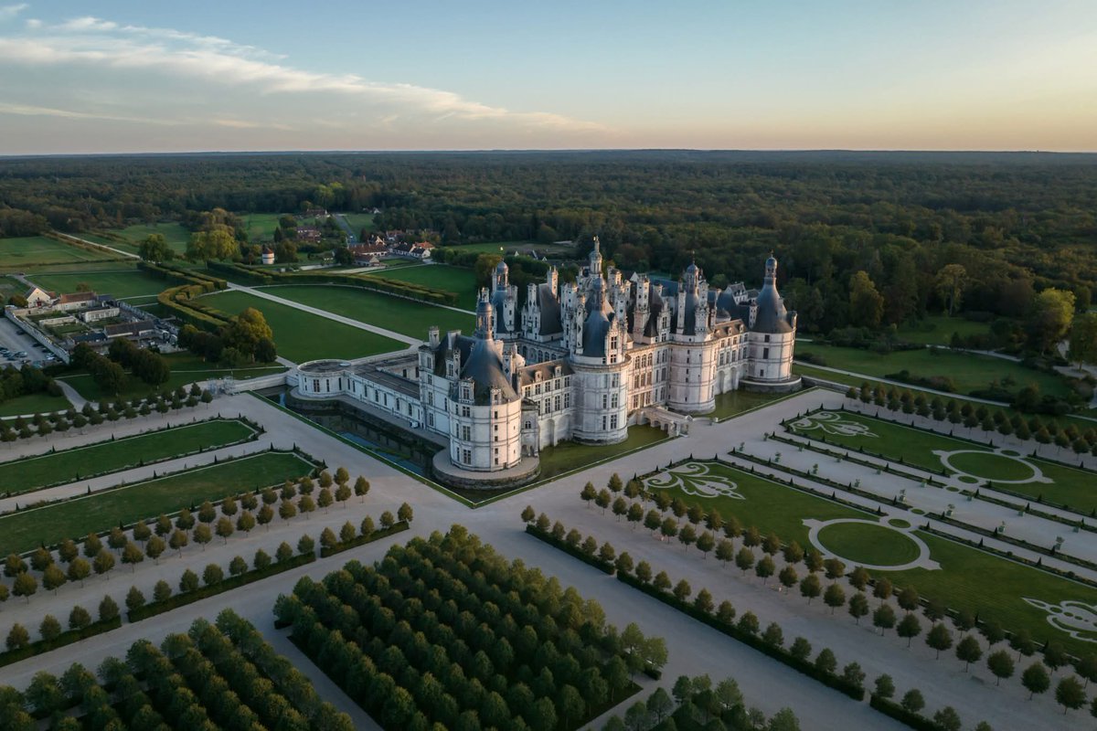 🏰 Le château de Chambord n’a pas été conçu comme une demeure permanente. Et pour cause : François Ier menait une vie de roi nomade.

👉 À ce jour, on ne compte que 73 jours de présence attestée du roi à Chambord.

🗝 Et vous, combien de fois avez-vous visité Chambord ?