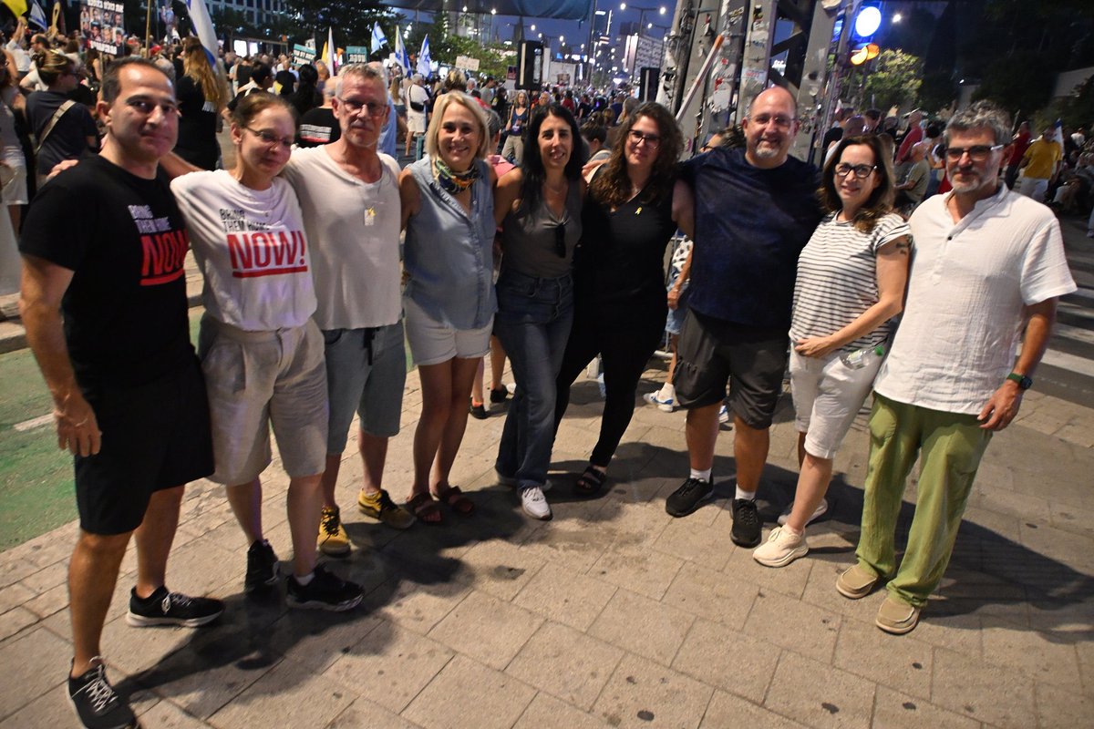 hadas_klein's tweet image. ￼
הַאֻמְנָם עוֹד יָבוֹאוּ יָמִים בִּסְלִיחָה וּבְחֶסֶד
וְתֵלְכִי בַּשָּׂדֶה, וְתֵלְכִי בּוֹ כַּהֵלֶךְ הַתָּם
וּמַחְשׂוֹף כַּף רַגְלֵךְ יִלָּטֵף בַּעֲלֵי הָאַסְפֶּסֶת
אוֹ שִׁלְפֵי שִׁבֳּלִים יִדְקְרוּךְ וְתִמְתַּק דְּקִירָתָם

אוֹ מָטָר יַשִּׂיגֵךְ בַּעֲדַת טִפּוֹתָיו…