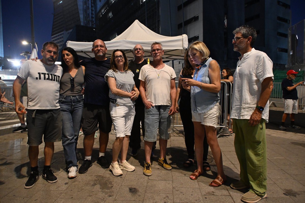 hadas_klein's tweet image. ￼
הַאֻמְנָם עוֹד יָבוֹאוּ יָמִים בִּסְלִיחָה וּבְחֶסֶד
וְתֵלְכִי בַּשָּׂדֶה, וְתֵלְכִי בּוֹ כַּהֵלֶךְ הַתָּם
וּמַחְשׂוֹף כַּף רַגְלֵךְ יִלָּטֵף בַּעֲלֵי הָאַסְפֶּסֶת
אוֹ שִׁלְפֵי שִׁבֳּלִים יִדְקְרוּךְ וְתִמְתַּק דְּקִירָתָם

אוֹ מָטָר יַשִּׂיגֵךְ בַּעֲדַת טִפּוֹתָיו…