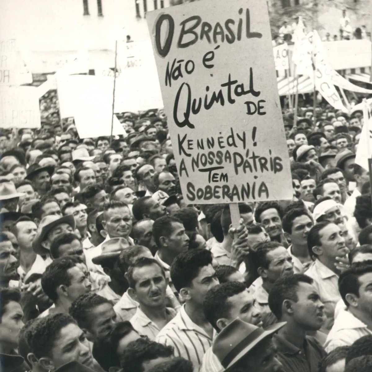 historia_pensar's tweet image. "O Brasil não é quintal de Kennedy. A nossa Pátria tem soberania". Cartaz visto no comício histórico de João Goulart no Recife, realizado em 13 de maio de 1963, em apoio às reformas de base.