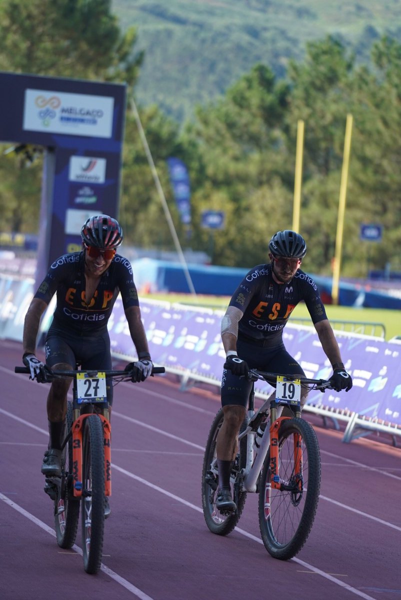 #EuroMTB25 | Meritoria actuación de Thibaut François para concluir en 8ª posición en la carrera XCO sub23 masculina 👏

👉 Alejandro García ha terminado 19°
👉 Hugo Franco y Francesc Barber han concluido juntos en 27ª y 28ª plaza 

#TeamESPciclismo 🇪🇸