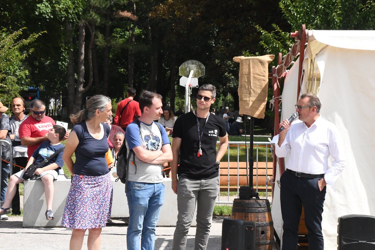 VilleArras's tweet image. ⚔️Ambiance chevaleresque au Rietz pour la fête médiévale &quot;Nos quartiers d’été&quot; !
🔥 Cracheur de feu, théâtre, artisans &amp;amp; ateliers (poterie, peinture, tapisserie…)
👨‍👩‍👦 Les habitants d’Achicourt, Arras, Beaurains, Saint-Nicolas et Saint-Laurent étaient de la partie !