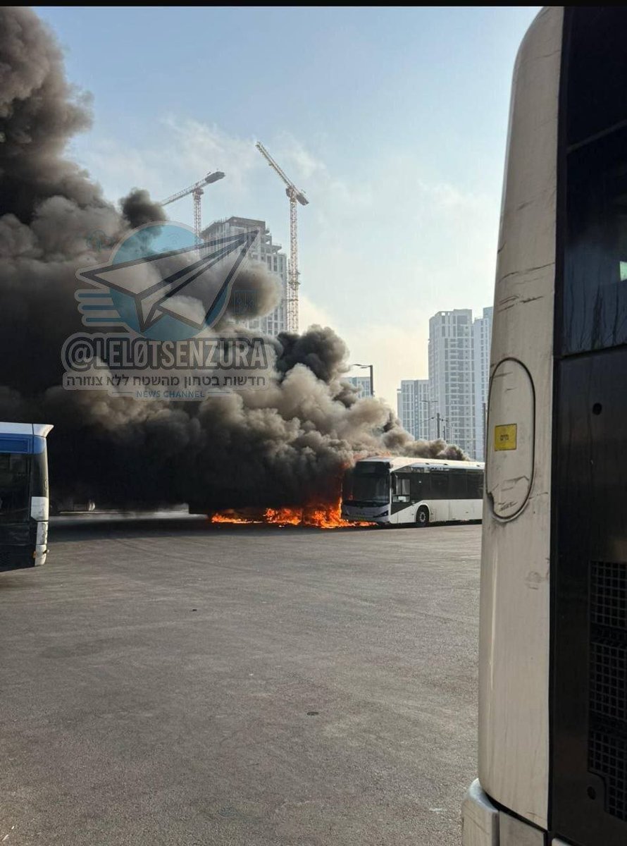 Russi_military's tweet image. 🚨⚡🔥Hebrew media: The burned body of an Israeli was found inside a bus that caught fire in Bat Yam. Israeli police are investigating the incident.