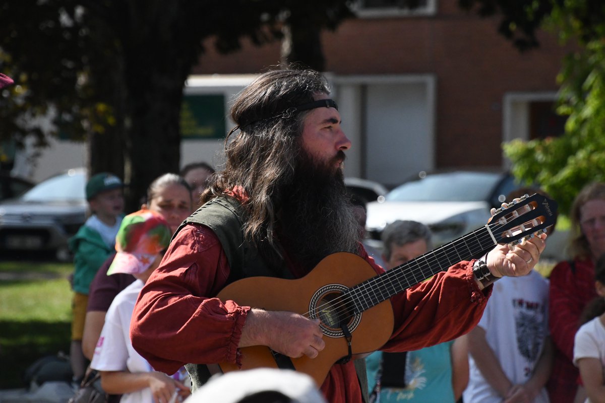 VilleArras's tweet image. ⚔️Ambiance chevaleresque au Rietz pour la fête médiévale &quot;Nos quartiers d’été&quot; !
🔥 Cracheur de feu, théâtre, artisans &amp;amp; ateliers (poterie, peinture, tapisserie…)
👨‍👩‍👦 Les habitants d’Achicourt, Arras, Beaurains, Saint-Nicolas et Saint-Laurent étaient de la partie !