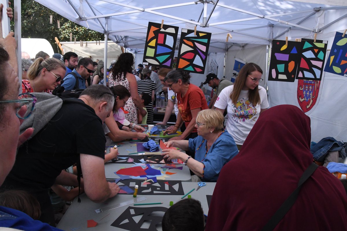 VilleArras's tweet image. ⚔️Ambiance chevaleresque au Rietz pour la fête médiévale &quot;Nos quartiers d’été&quot; !
🔥 Cracheur de feu, théâtre, artisans &amp;amp; ateliers (poterie, peinture, tapisserie…)
👨‍👩‍👦 Les habitants d’Achicourt, Arras, Beaurains, Saint-Nicolas et Saint-Laurent étaient de la partie !