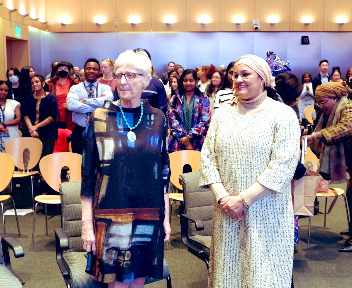 Mme Hadidja Bazoum, Mr. Le Président, pussiez-vous voir votre compère le soleil, dans les rires de ceux et celles qui vous aiment profondément, qui dans leur lancinante douleur ont épuisé leurs prière.
📷 Hopkins 2022
#2ans
#LiberezLes