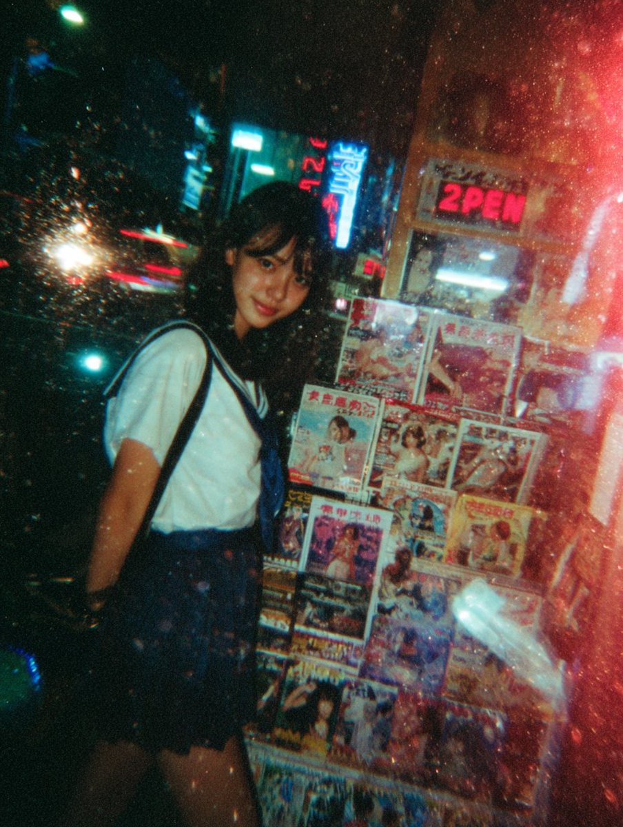 omokage_AIsOK's tweet image. Magazines gleam, in a neon dream