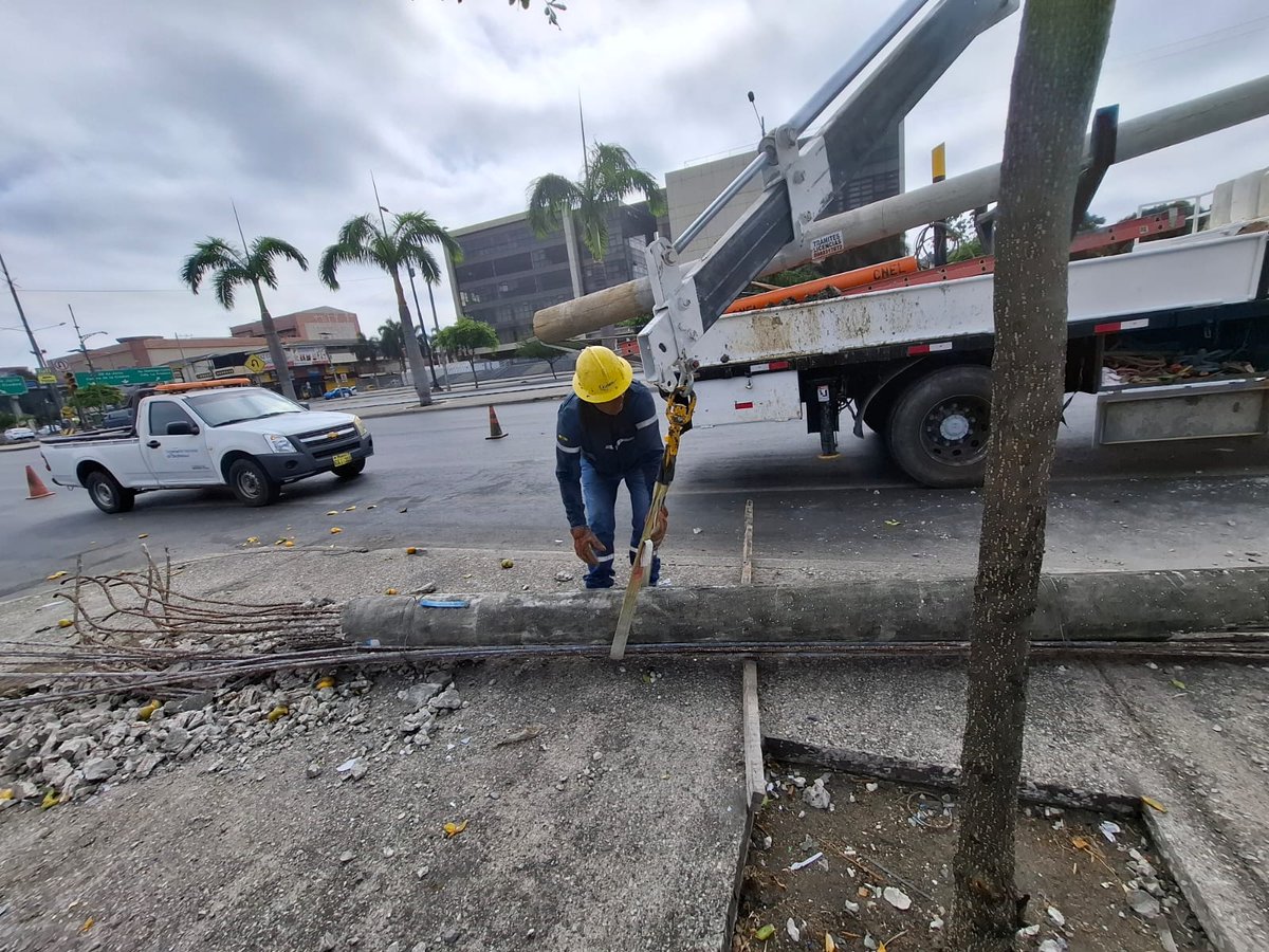 ✅ GUAYAQUIL
 
Equipos técnicos realizaron trabajos de reposición de un poste en la Av. 25 de Julio, a la altura del Registro Civil, debido a una colisión presentada con un vehículo.

Seguimos trabajando por la seguridad y bienestar de la ciudadanía. ⚡