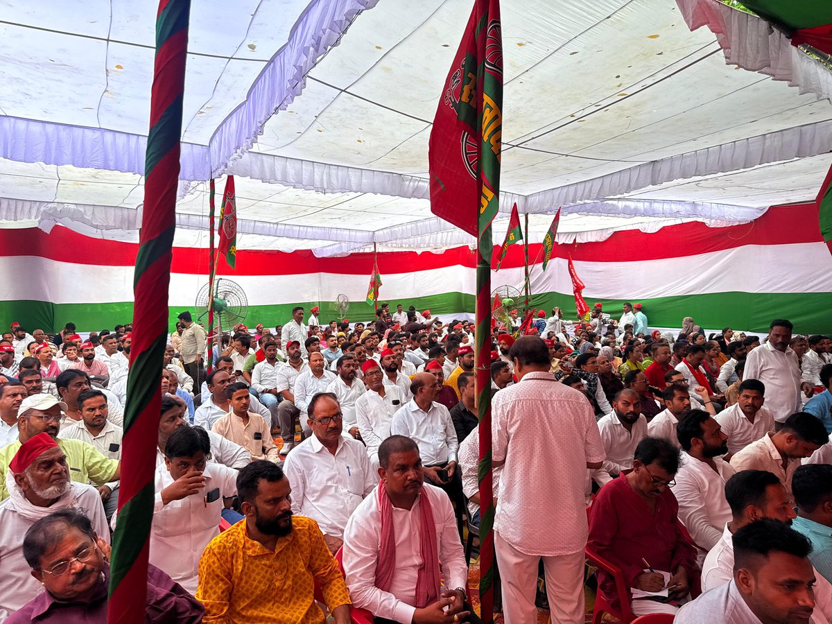 anuragspparty's tweet image. समाजवादी पार्टी के मा0 राष्ट्रीय अध्यक्ष श्री अखिलेश यादव जी के निर्देश पर समाजवादी पार्टी लखनऊ महानगर कार्यालय कैसरबाग पर ‘‘आरक्षण दिवस‘‘ दिनांक 26 जुलाई 2025 को ‘‘संविधान-मानस्तंभ स्थापना दिवस‘‘ के रूप में मनाया गया ।
मन में संविधान दिल में संविधान और हाथों में संविधान है ।