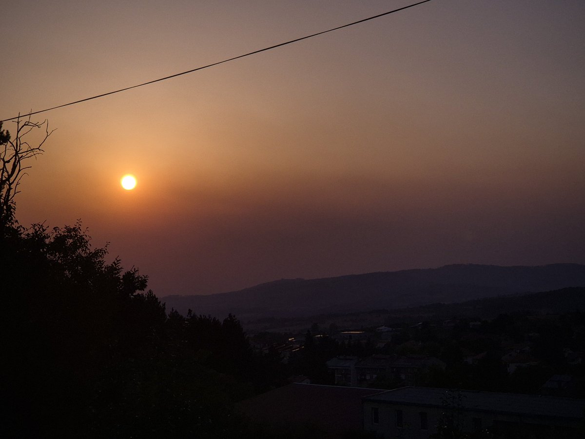 Изгледа апокалиптично, чад од пожарите на Готен и Малешевските. Вечерва нема портокалово зајдисонце.