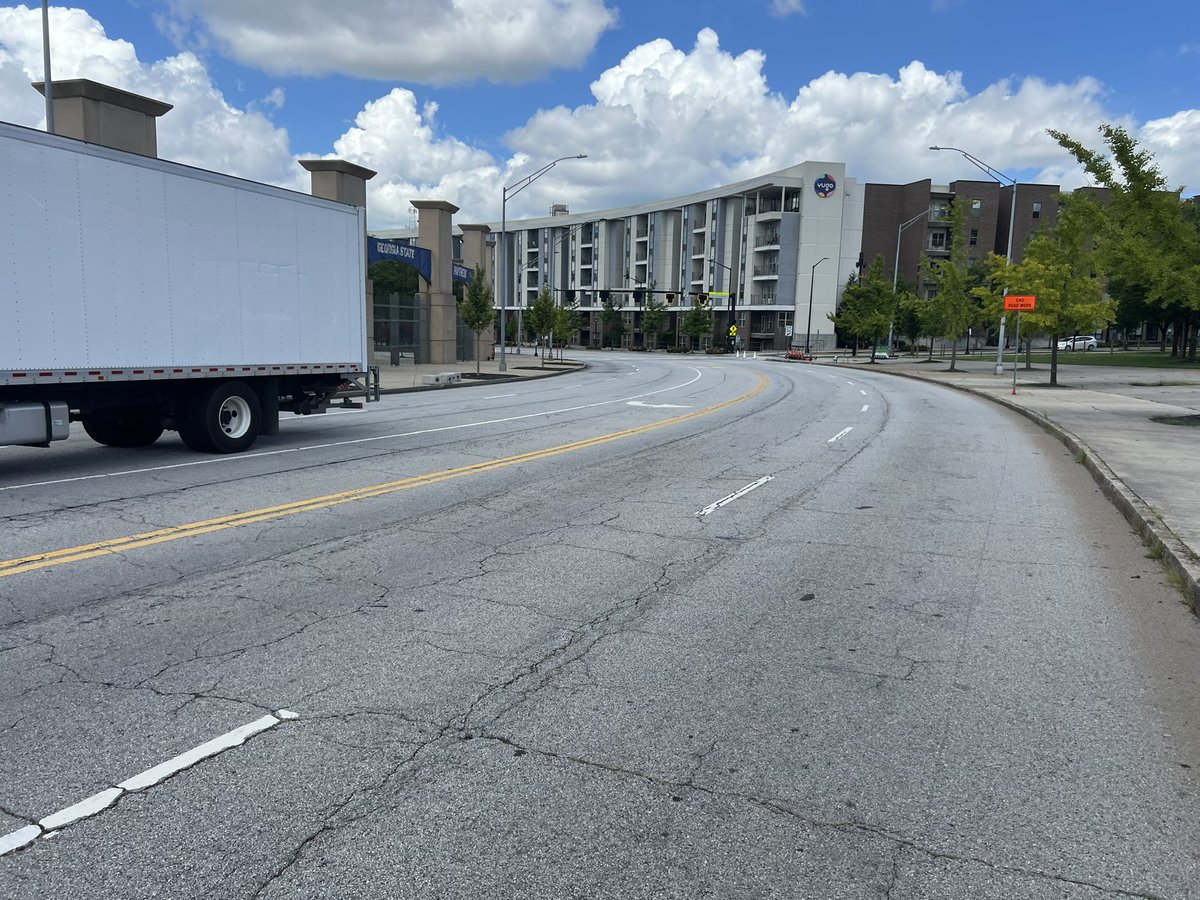 HowEPhil's tweet image. Atlanta needs to dedicate a lane (or 3) on RDA, McDaniel, Peters, & Walker for a protected bike lane / trail to better connect our Mechanicsville, West End, Summerhill, & Castleberry Hill neighbors with the @AtlantaBeltline, @downtownatlanta, & rest of Atlanta